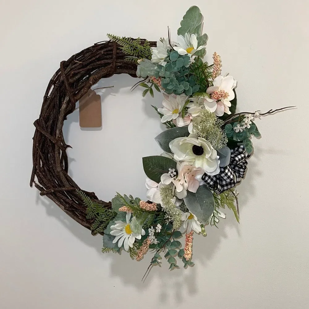 Home Decor. 14” Homemade‎ Wreath. Grapevine. Peach/Cream w/black gingham bow.